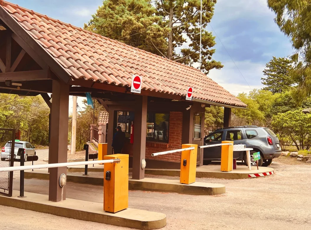 Ruta de acceso a Villa de Merlo y paisaje de las Sierras de los Comechingones.